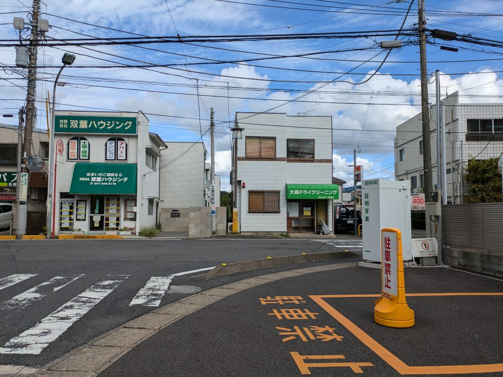 ③突き当たりのところを右に曲がります。